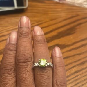 NWOT NO BRAND PERIDOT & SILVERTONE & FAUX DIAMOND ACCENT ENGAGEMENT SIZE 7 RING.